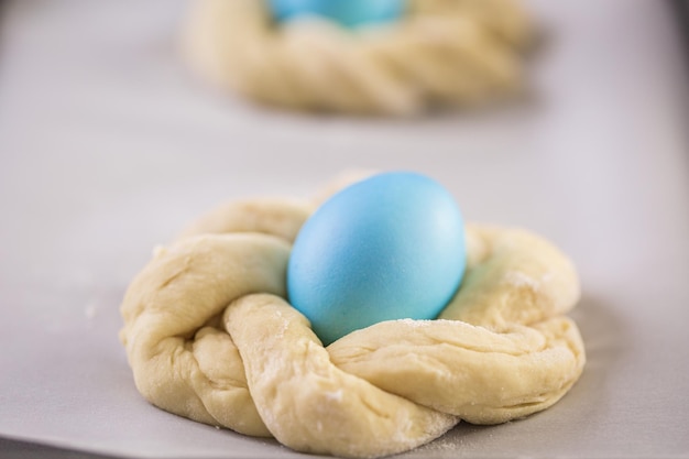 Italiaans paasbrood bakken met blauw gekleurd ei.