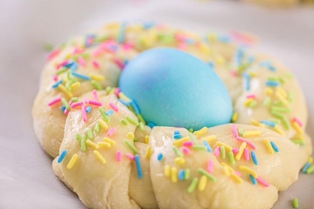 Italiaans paasbrood met blauw gekleurd ei en hagelslag.