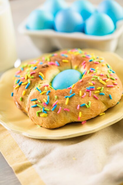 Italiaans paasbrood met blauw gekleurd ei en hagelslag.