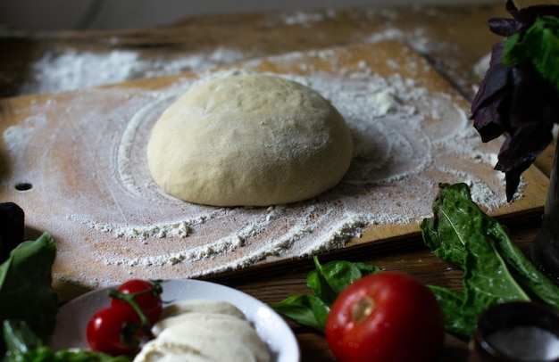 Italiaans pizzadeeg koken voor pizza-pizza-ingrediënten