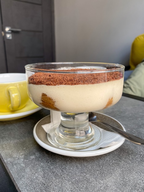 Foto italiaans tiramisu meerlagig dessert