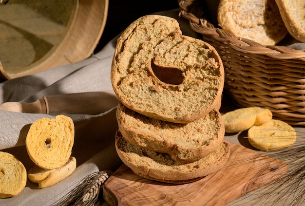 Italiaans voorgerecht Friselle. Apulisch gedroogd brood Friselle op houten achtergrond