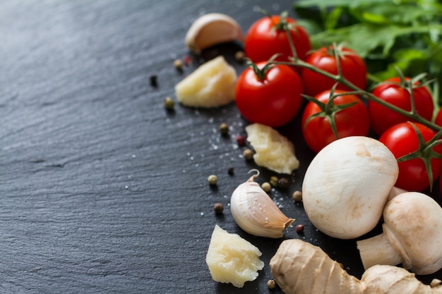 Italiaanse achtergrond met champignons en tomaten