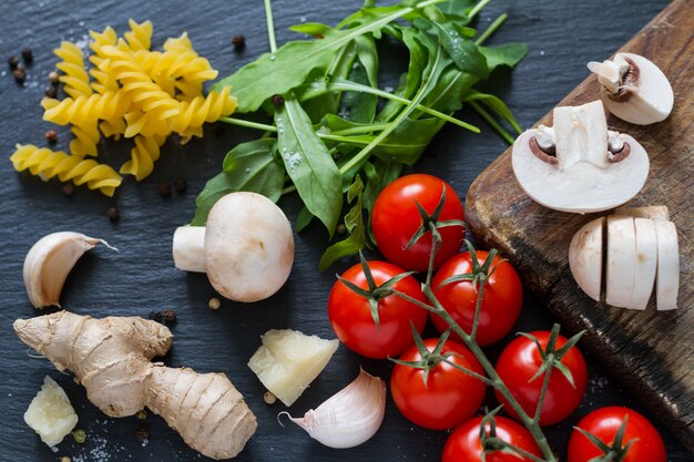 Italiaanse achtergrond met champignons en tomaten