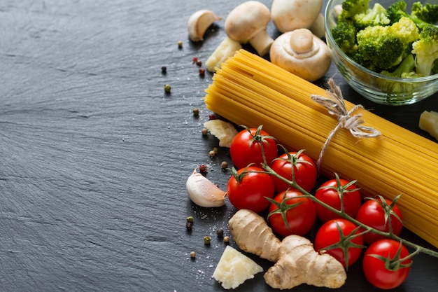 Italiaanse achtergrond met pasta en tomaten