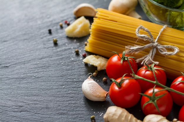 Italiaanse achtergrond met pasta en tomaten