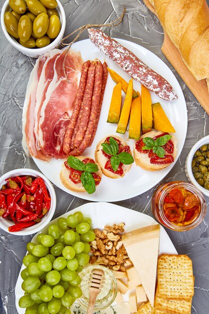 Italiaanse antipasti wijn snacks set. Antipasto cateringschotel