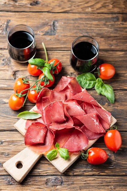 Italiaanse antipasto met bresaola en rode wijn