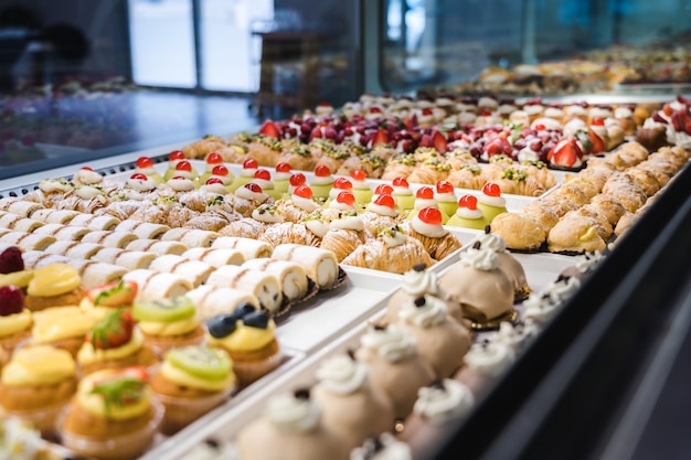 Italiaanse Bakkerijteller Venster van desserts bij een banketbakkerij Verse en smakelijke producten
