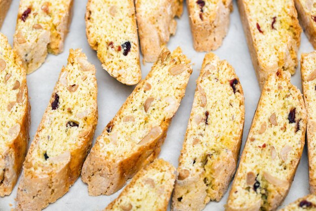 Italiaanse biscotti koekjes op tafel