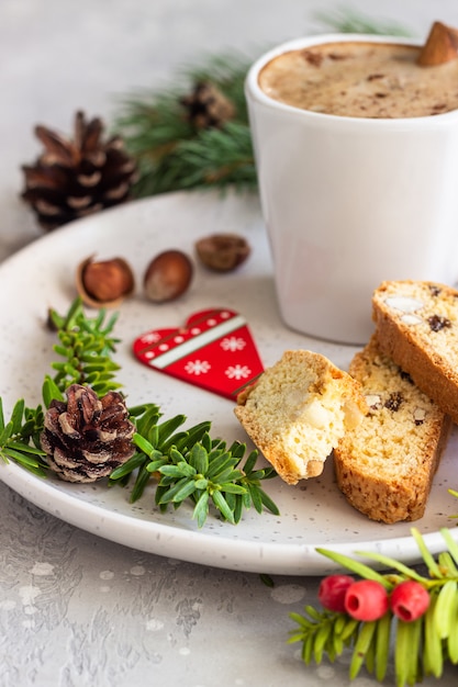 Italiaanse biscotti met hazelnoten en een kopje koffie