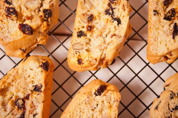 Italiaanse biscotti op het bakrek. Bovenaanzicht.