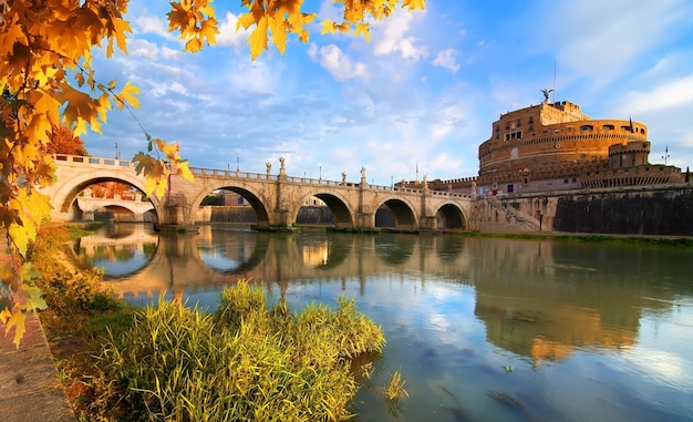 Italiaanse brug van Saint Angelo op de rivier de Tiber, Rome