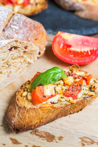 Italiaanse bruschetta met geroosterde tomaten, mozzarella kaas en