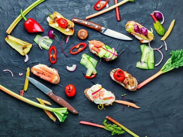 Foto italiaanse bruschetta met groenten.