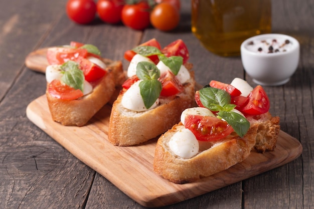 Italiaanse bruschetta met tomaat en kaas