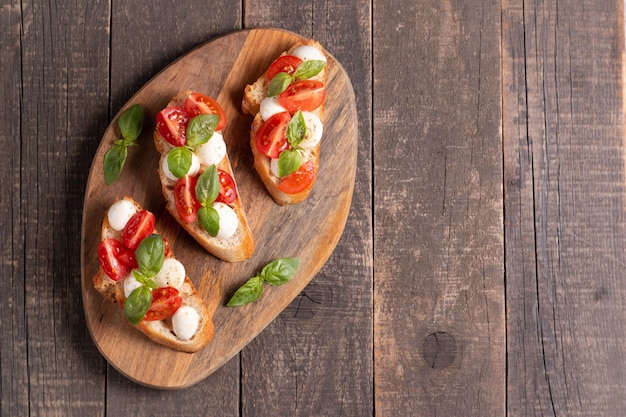 Italiaanse bruschetta met tomaat en kaas