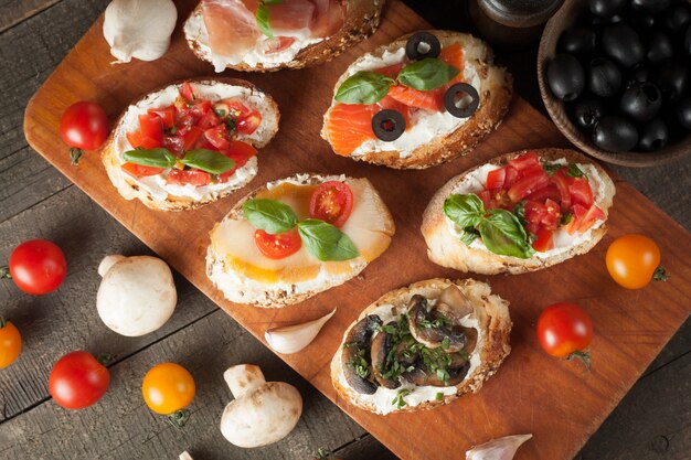 Italiaanse bruschetta van tomaat en kaas