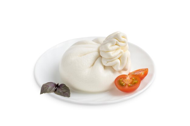 Italiaanse burrata zelfgemaakte biologische witte zachte melk kaas geserveerd op plaat geïsoleerd op witte achtergrond