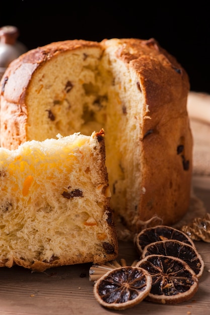 Italiaanse cake genaamd Panettone typische kerstcake christmas