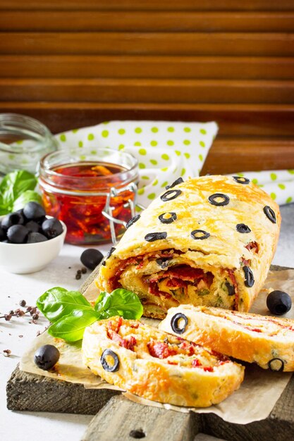 Italiaanse cake pizza met salami kaasgroenten zwarte olijven en zongedroogde tomaat