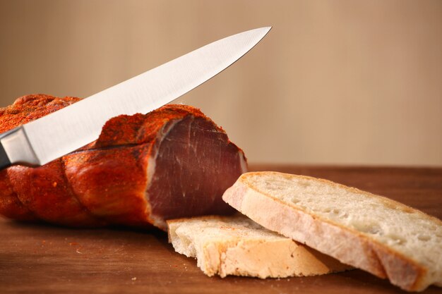 Italiaanse capocollo met brood