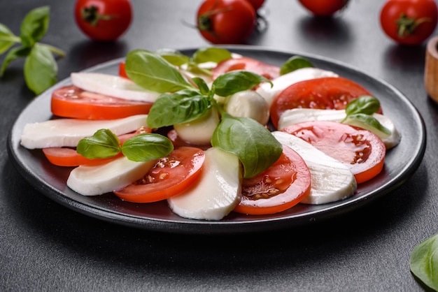 Italiaanse Caprese Salade Met Gesneden Tomaten, Mozzarella Kaas, Basilicum, Olijfolie