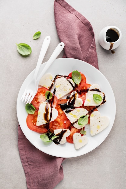 Italiaanse caprese salade voor valentijnsdag