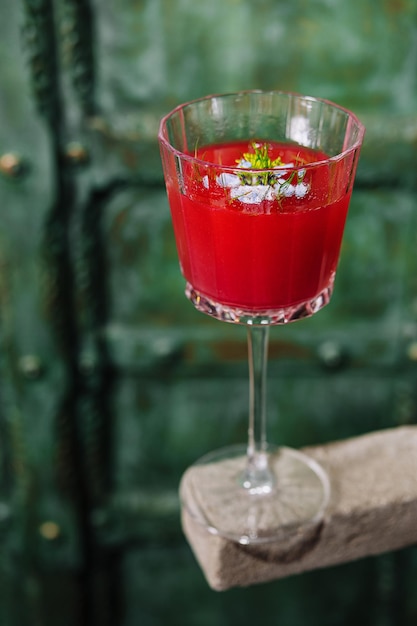 Italiaanse cocktail met bloem op grijze steen