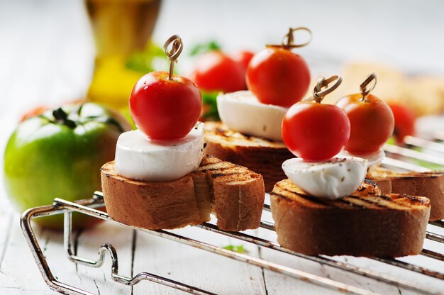 Italiaanse crostini met mozzarella en tomaat