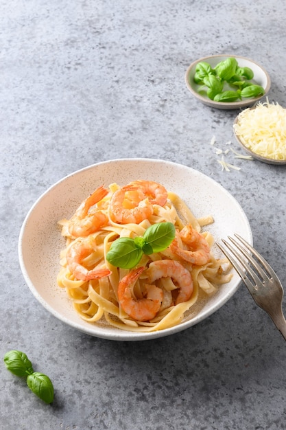 Italiaanse deegwarenspaghetti met garnalen.