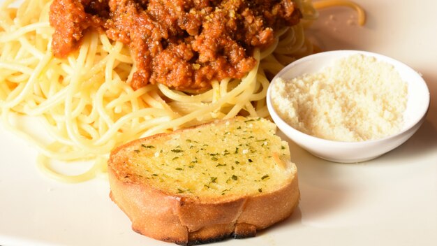 Italiaanse deegwarenspaghetti met tomatensaus en basilicum