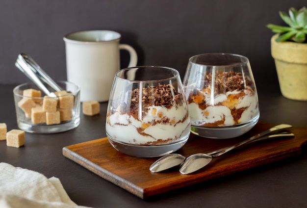 Italiaanse desserttiramisu in een glas. Nationale keuken. Traditioneel recept.