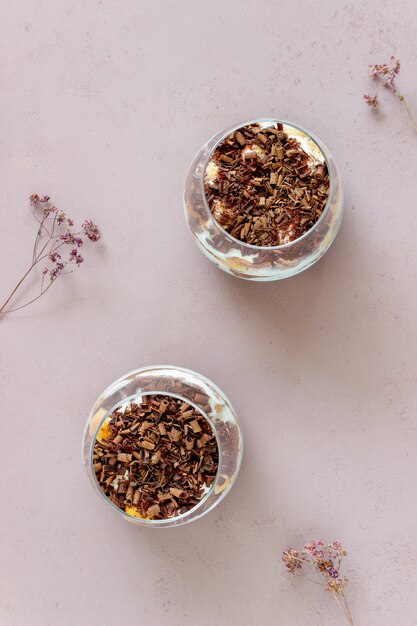 Italiaanse desserttiramisu in een glas. Nationale keuken. Traditioneel recept.