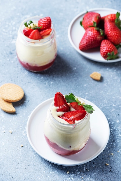 Italiaanse desserttiramisu met aardbei