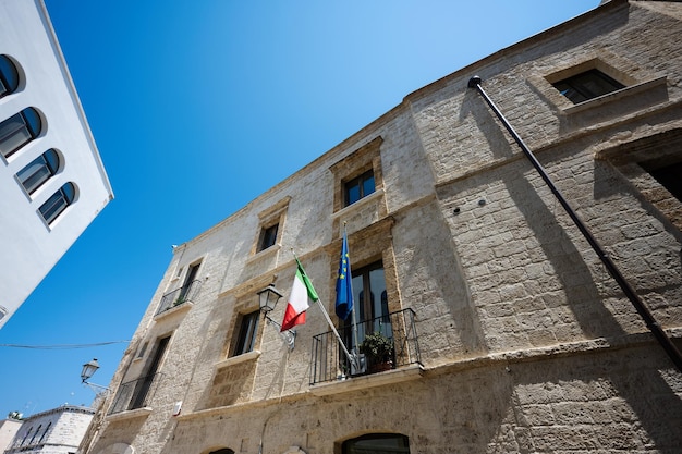 Italiaanse en Europese Unie vlaggen op straat van de oude stad Bari Puglia Zuid-Italië