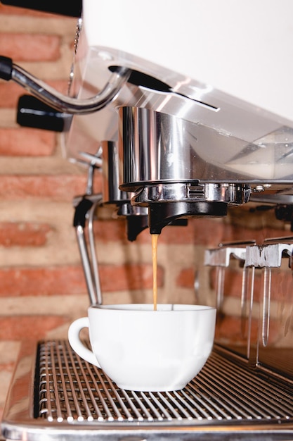 Italiaanse espressomachine en een klein kopje