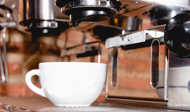 Foto italiaanse espressomachine en een klein kopje