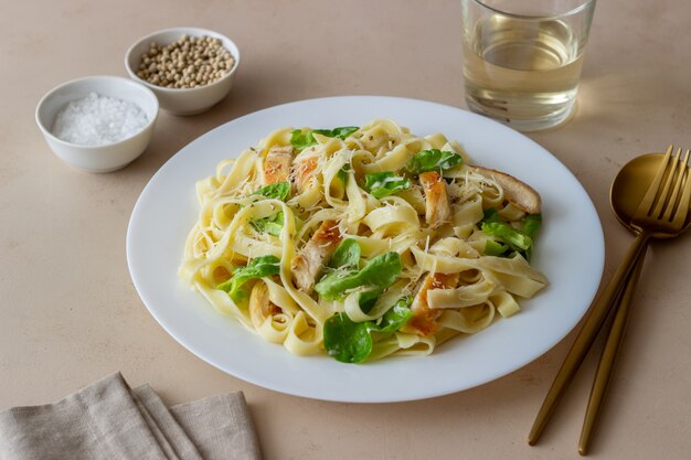 Italiaanse Fetuccini Alfredo Pasta Met Kip. Nationale keuken. Gezond eten.