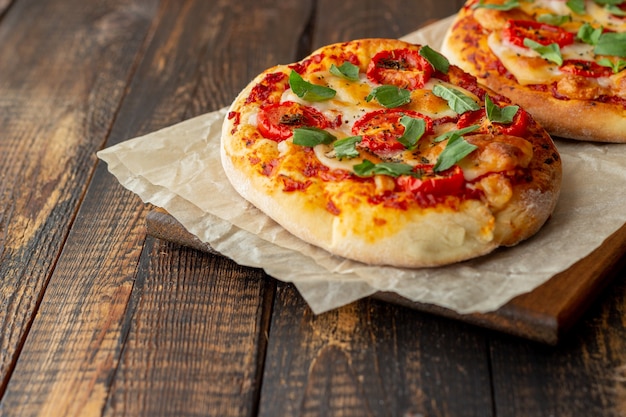 Italiaanse focaccia of pizza met mozzarella, tomaten en basilicum.