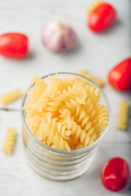 Italiaanse fusilli pasta in glazen kom