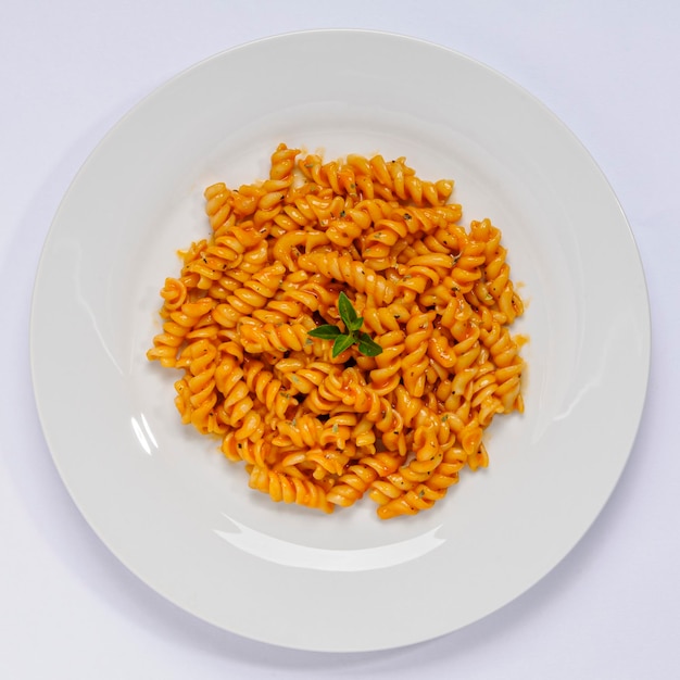 Italiaanse fusilli pasta met tomatensaus op witte plaat Bovenaanzicht