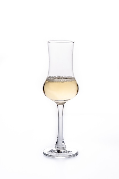 Italiaanse gouden grappa drank geïsoleerd op witte achtergrond