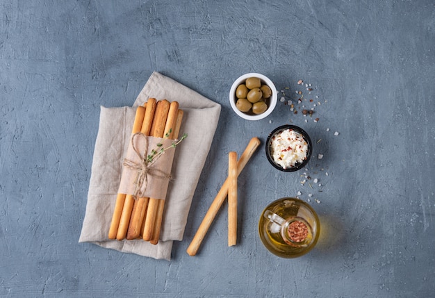 Italiaanse grissini van het stokbrood met blauw van de olijf het traditionele hoogste mening