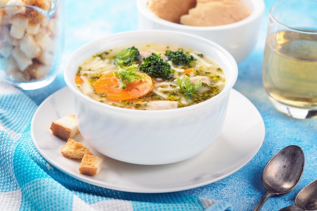 Italiaanse groentesoep met broccoli, wortels en noedels in kippenbouillon