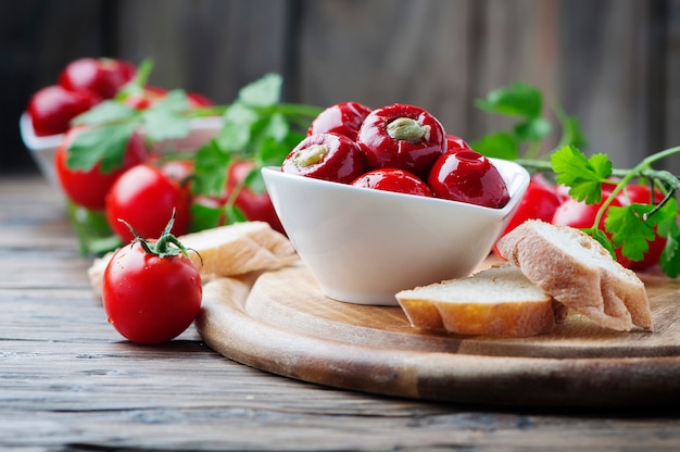 Italiaanse hete gevulde paprika met kappertjes en tonijn