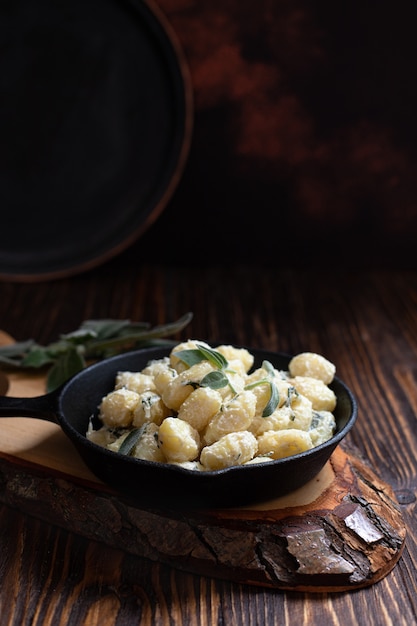 Foto italiaanse huisgemaakte gnocchi met boter, kaas en salie