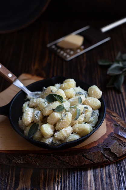 Italiaanse huisgemaakte gnocchi met boter, kaas en salie