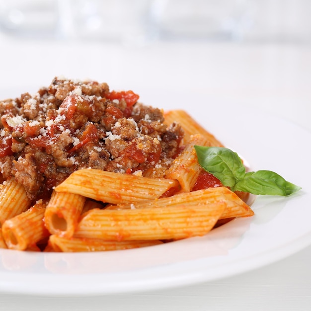 Italiaanse keuken pasta Bolognese of Bolognaise saus noedels maaltijd