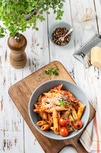 Italiaanse keuken, penne pasta met tomaat en auberginesaus